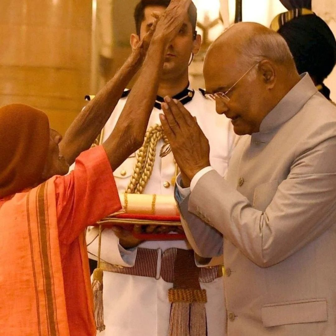 102-Yr-Old Padma Shri Awardee Nanda Prusty Blesses President Ram Nath Kovind During Honour