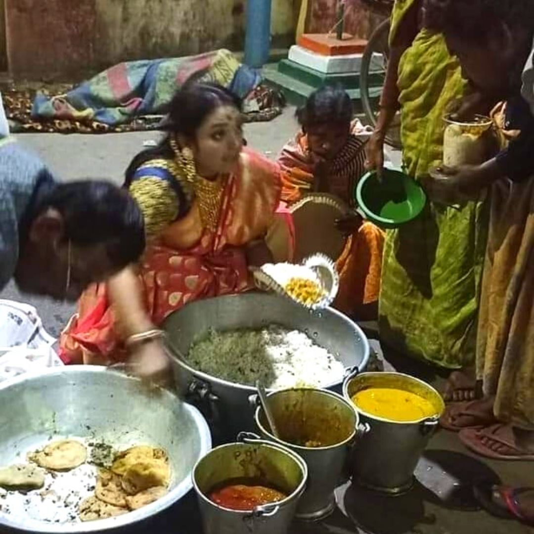 Heartwarming! Women Distributing Leftover Food From Wedding Reception To Needy Inspires Many