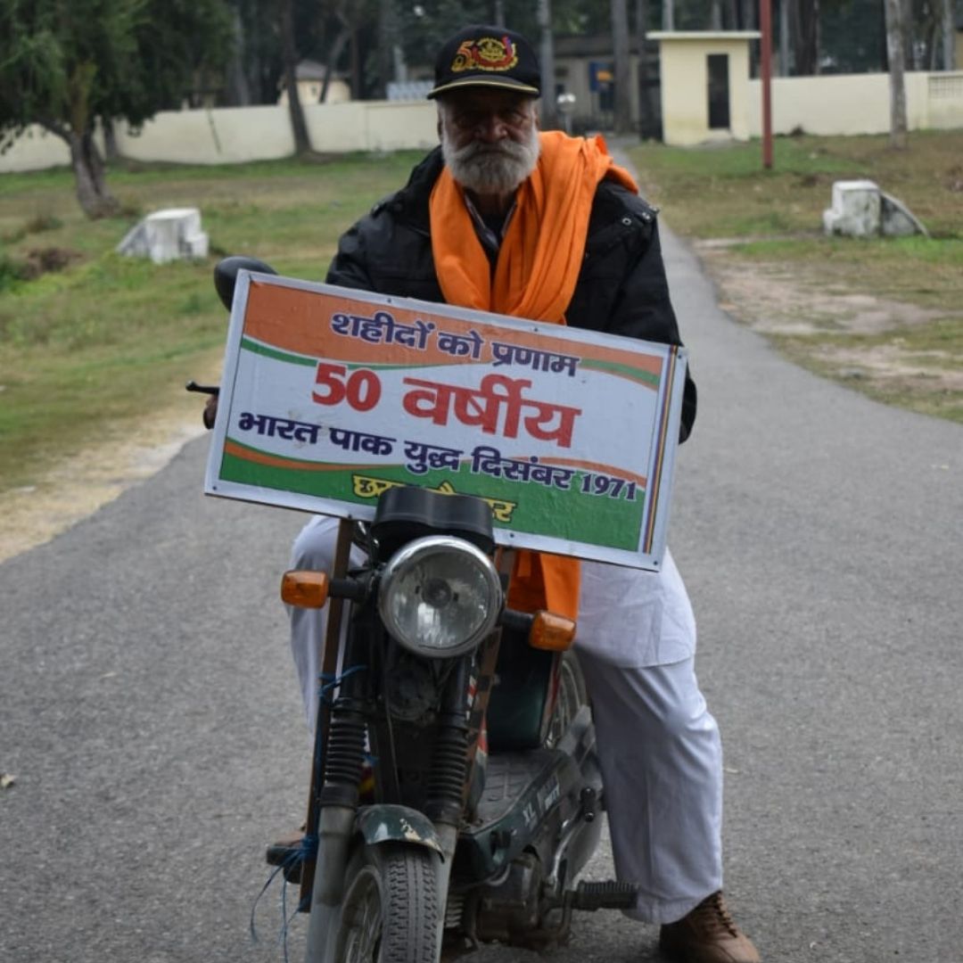 80-Yr-Old Veteran Travels 230 Km On Old Moped To Pay Homage To His Comrades Of 1971 War
