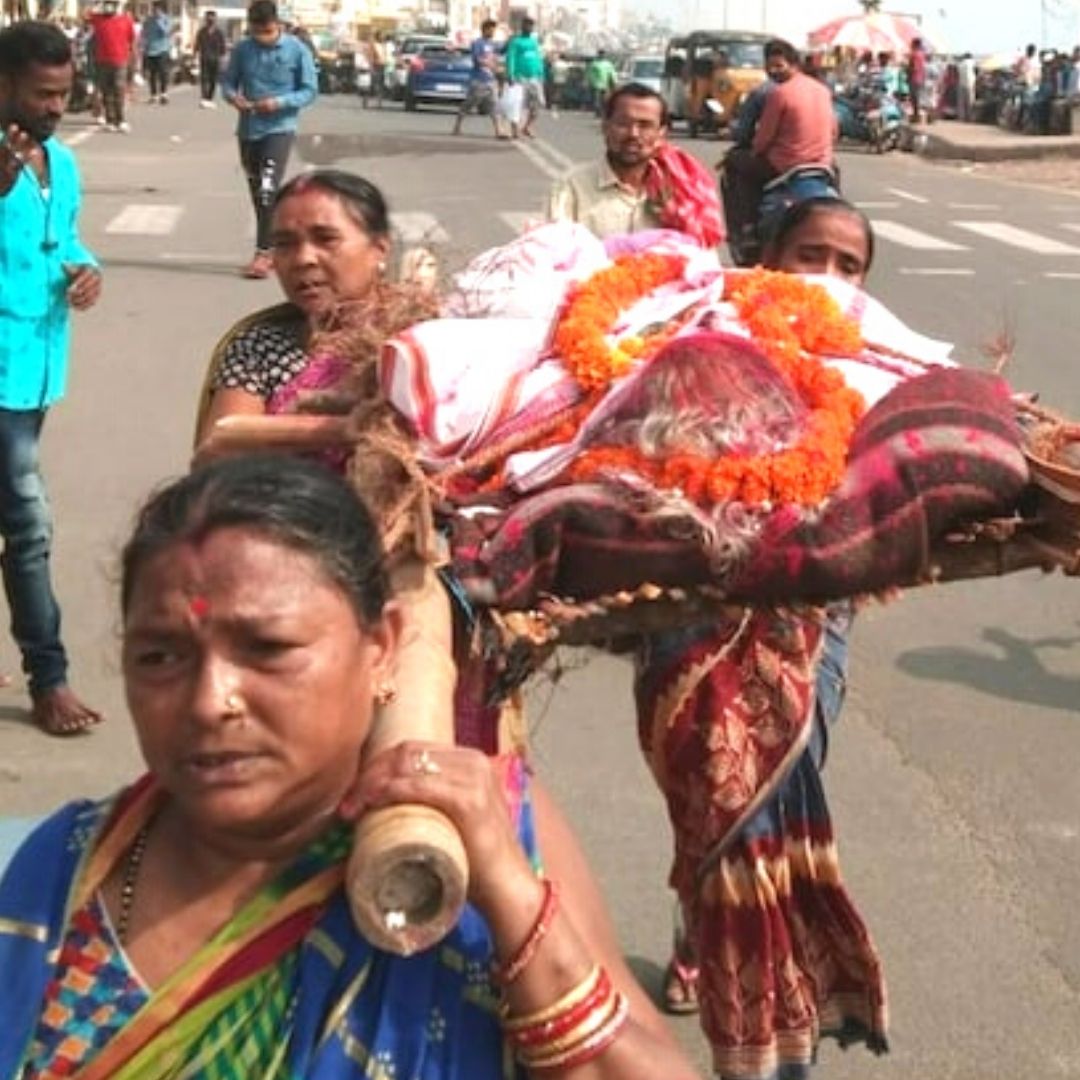Daughters Challenge Social Customs, Perform Their Mothers Final Rites After Brothers Dont Show Up