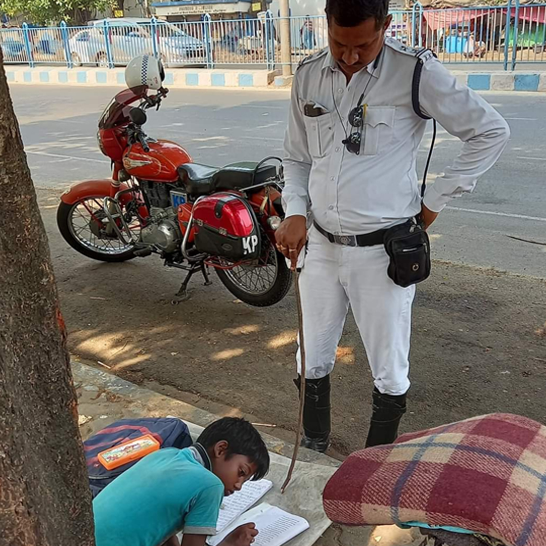 This Traffic Cop Is Winning Hearts For Managing His Duty While Guiding Homeless Kid In Studies