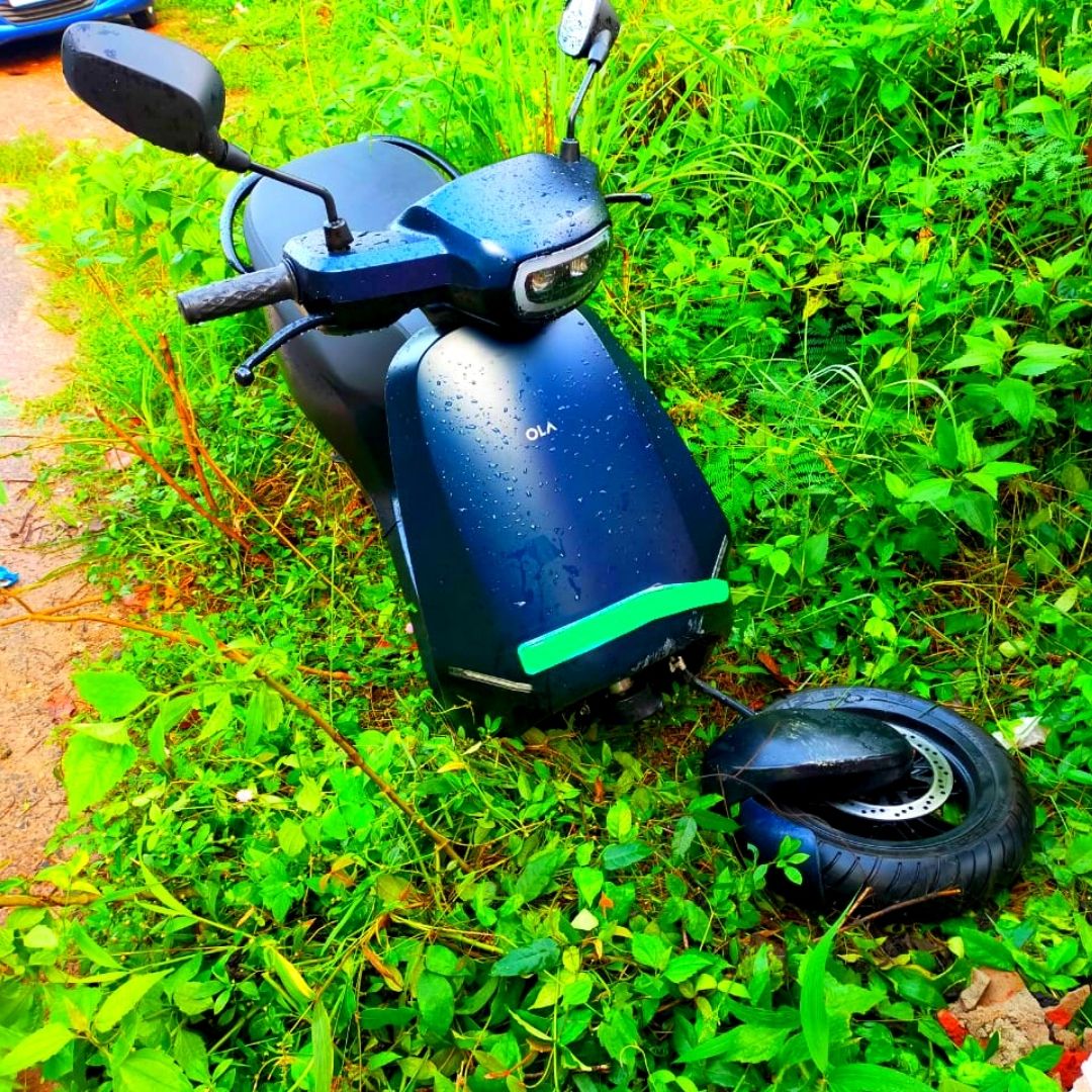 Safety Hazard! Ola S1 Pro Electric Scooters Front Fork Broke During Ride, Alleges User