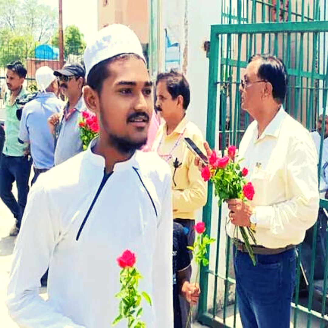 Heartwarming! Lucknow Cops Offer Red Roses To Devotees To Ensure Peaceful Friday Prayers