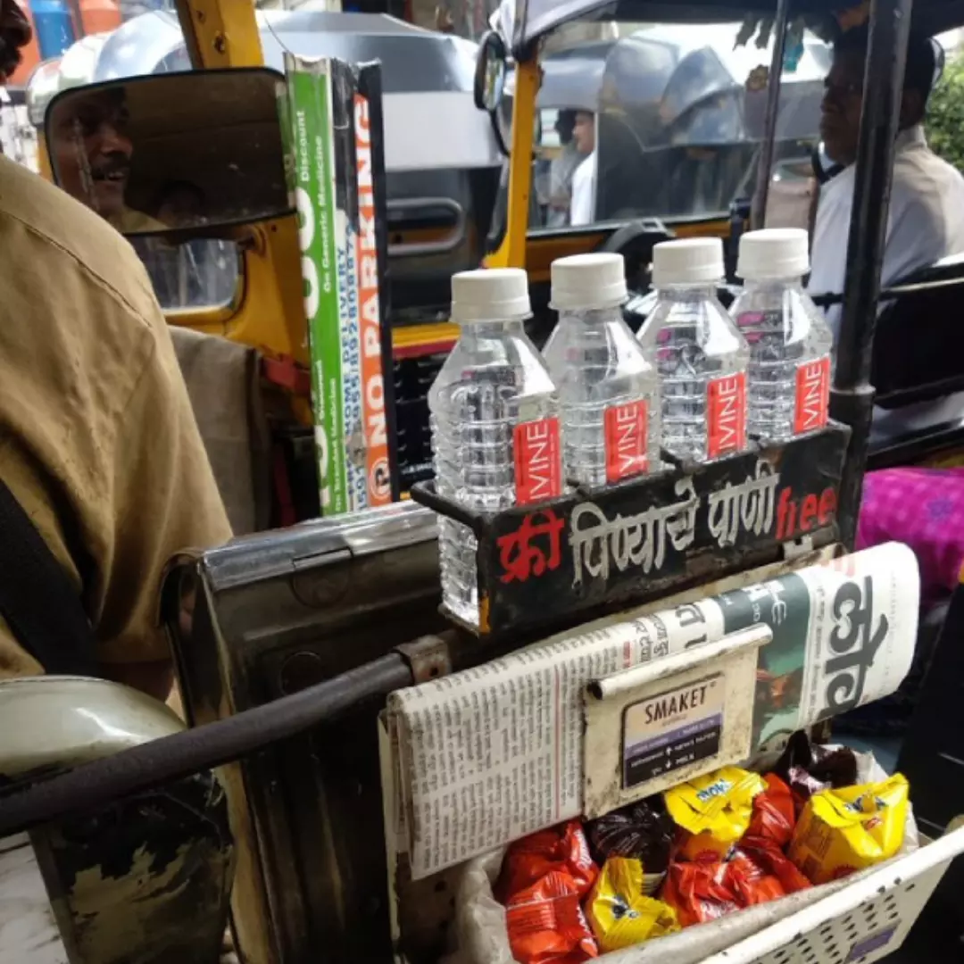 Spread Kindness! Mumbai Autodriver Offers Water Bottles & Biscuits To Passengers, Netizens Applaud