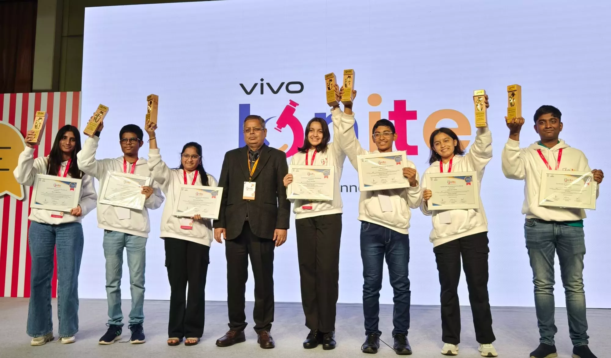 (L to R): Sharvi Baisiwala, Shreyansh Nayak, Shubhashree Sahu, Shri Rajendra Prasad Singh, Vedanshi Mehta, Aarav Mohanraj, Arushi Ganguly, Yash Yadav