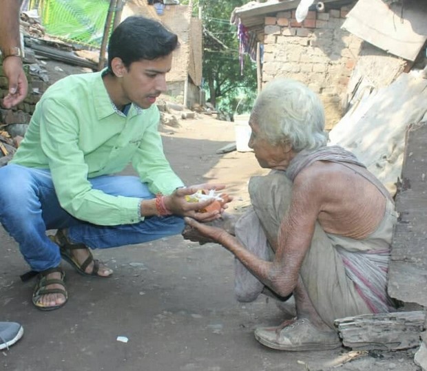 Hari Singh Feeding People